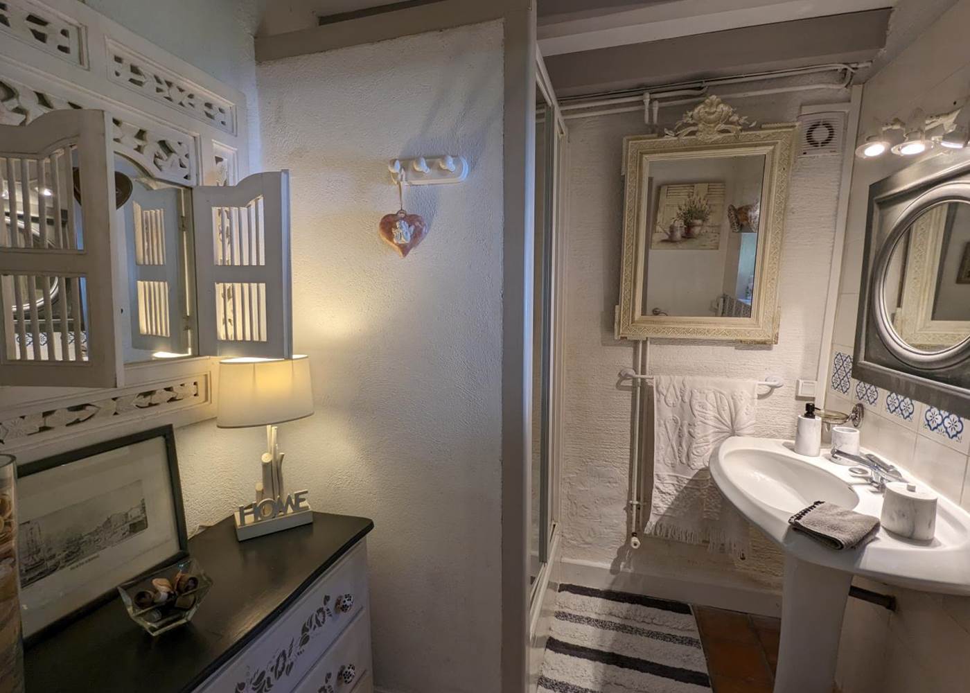 Moulin-Rouhaud-Suite-familiale-Ancolie-agapanthe-salle-d'eau