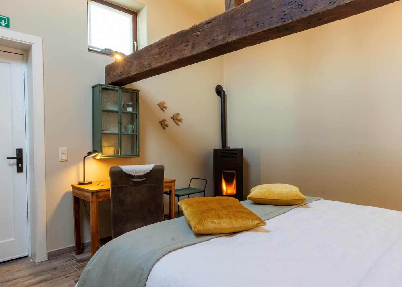 coin bureau avec son fauteuil confortable dans la chambre