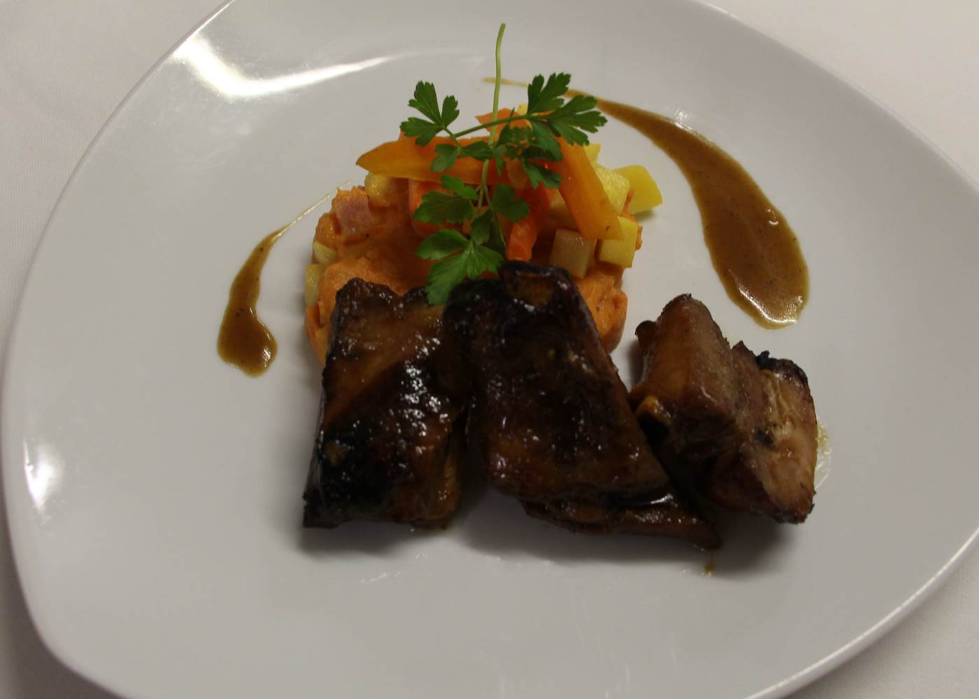 travers de porc laqué au miel et cumin, purée de patate douce