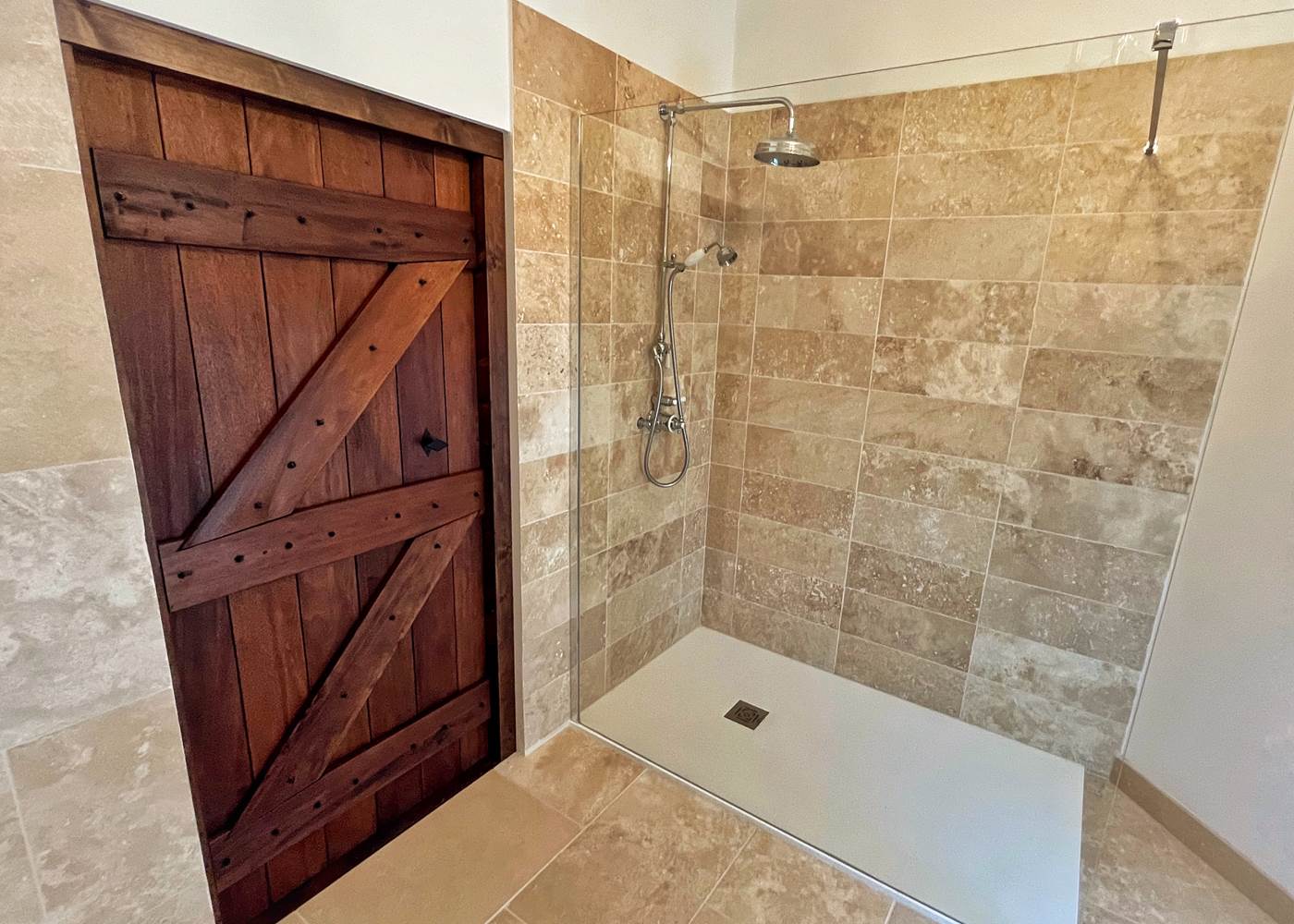 La Maison Voyage 41 - vue porte de la tour et douche 160cm  - Chambre Chateau