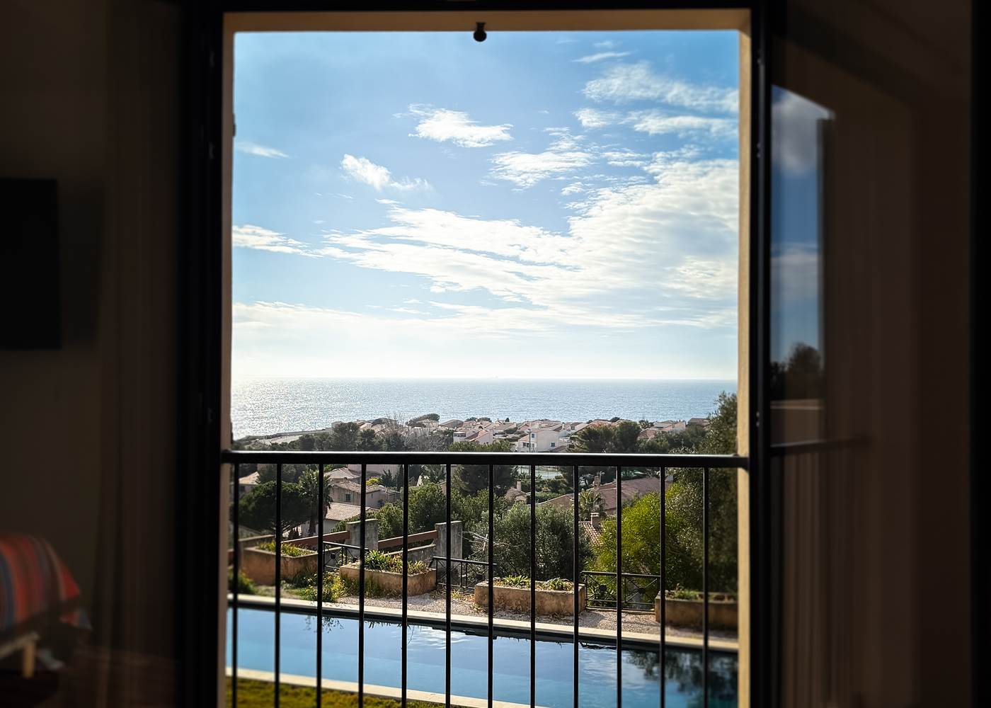 vue piscine chambre rouge