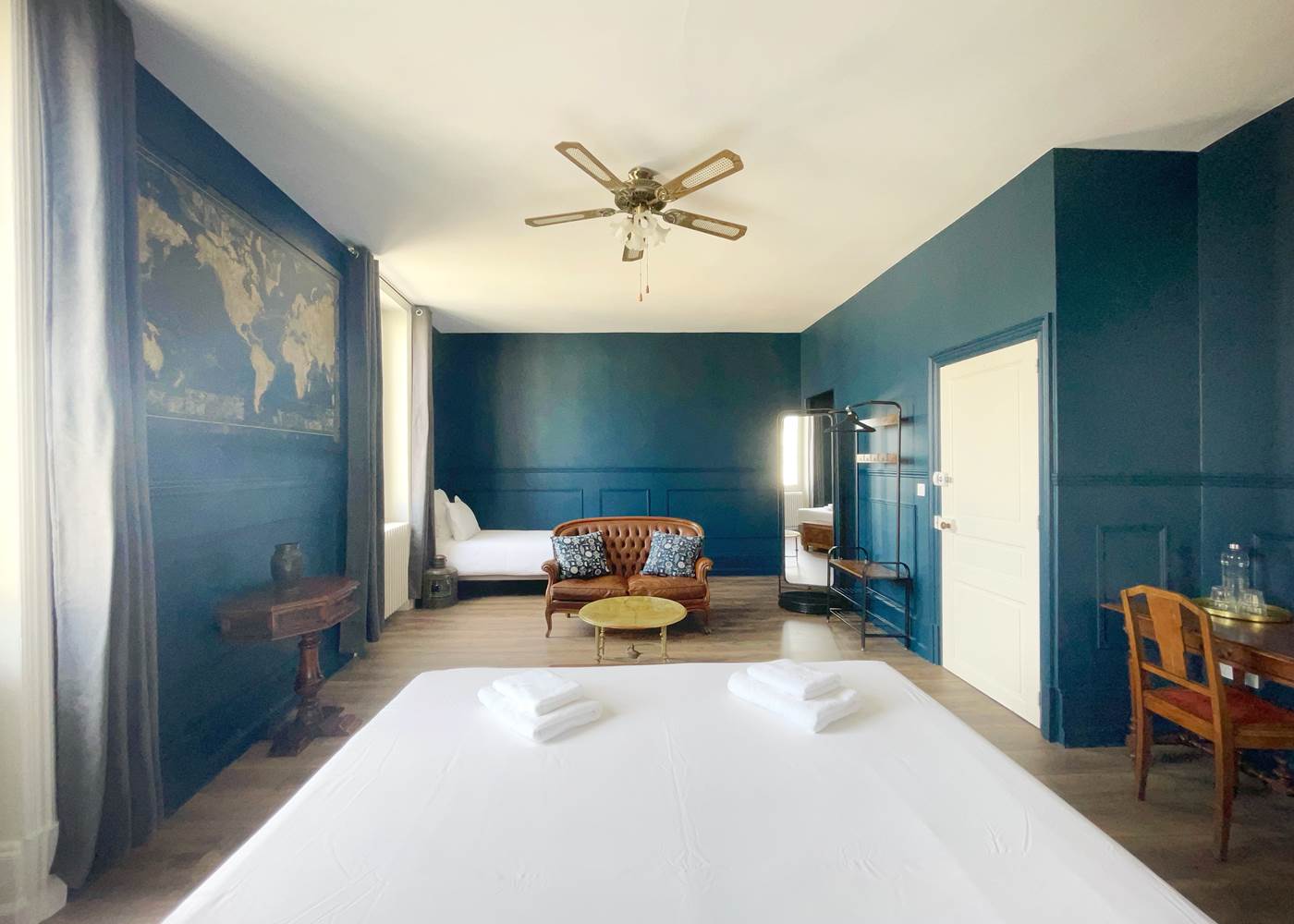 La Maison Voyage 41 - vue du lit King Size - Chambre Jules Verne