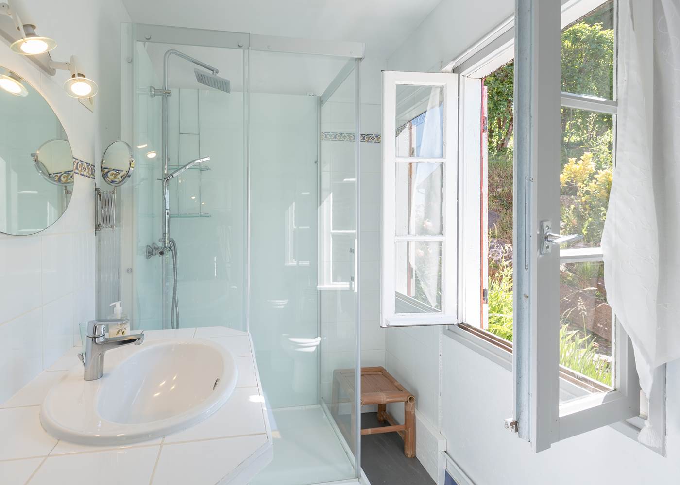 Salle de bain claire et fonctionnelle