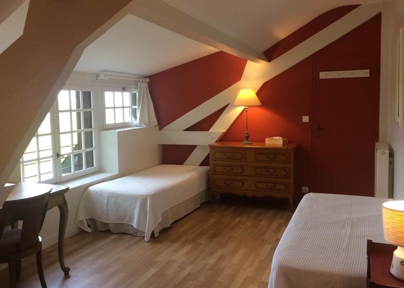 Chambre Rouge spacieuse, 2 lits simples et 1 lit 120, Vue rivière