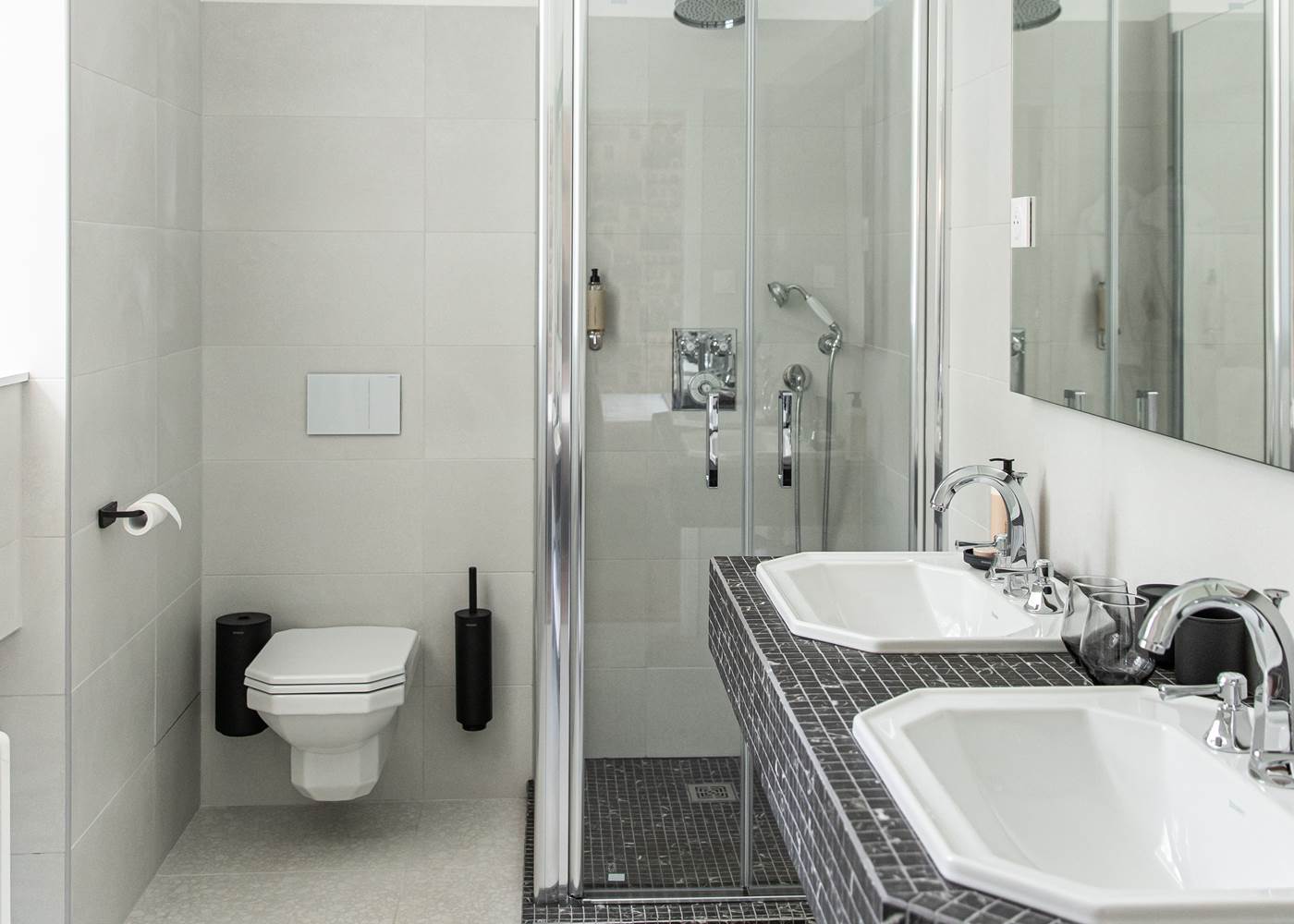 salle de bains double vasque, douche thermostatique et wc suspendu