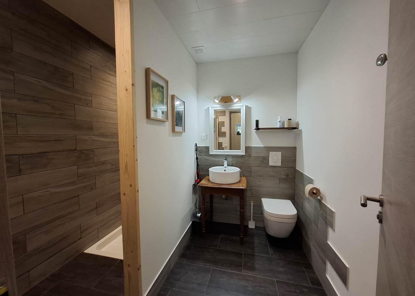 Salle de bain 2 - Douche + Lavabo + Wc