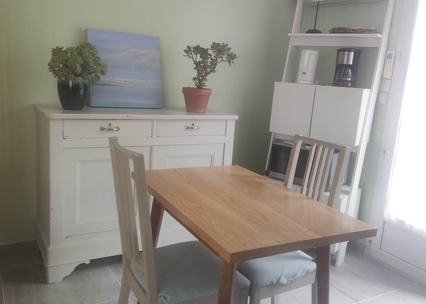 Table avec vue sur la terrasse Une transition naturelle entre l’intérieur et l’extérieur pour savourer chaque instant dans un cadre serein.
