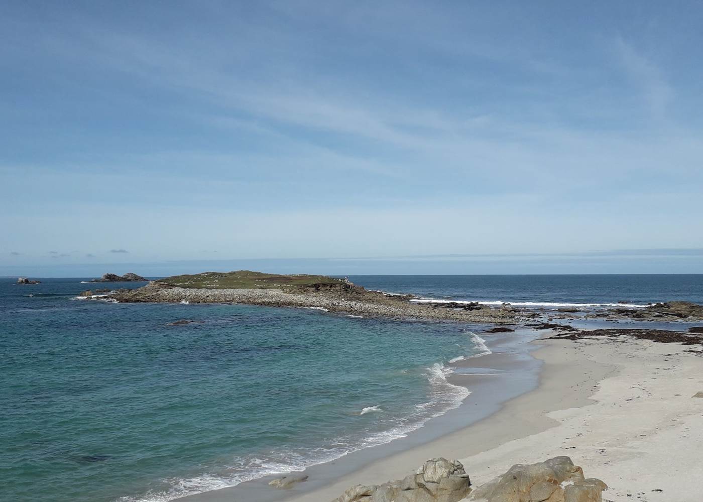 A 150 mètres des Chalets de Kerescar l'île Ségal une des plages du sentier de randonnée GR 34