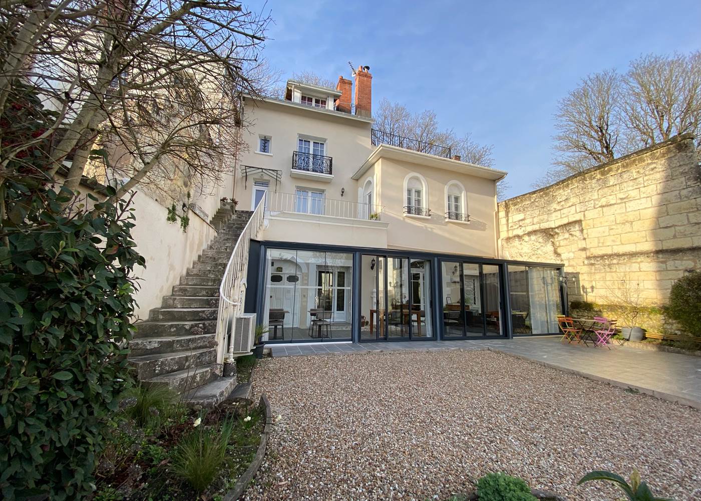 EXTERIEUR  DE NOTRE MAISON ET ACCES AUX CHAMBRES