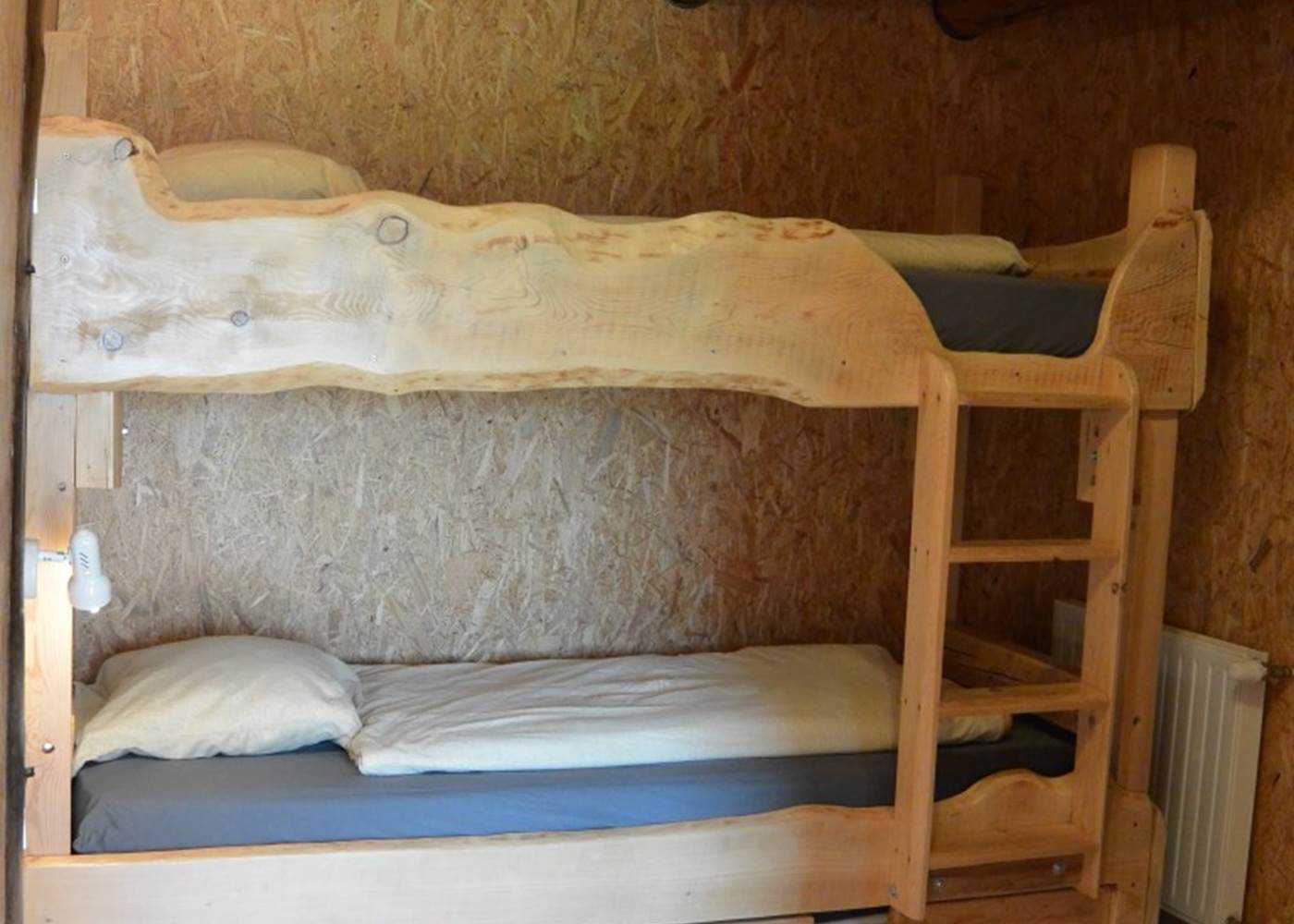 Gîte Tré le grenier - charmant gîte - Gîte le Bas - pour 5 personnes - chambre triple - lits superposés & lit tiroir