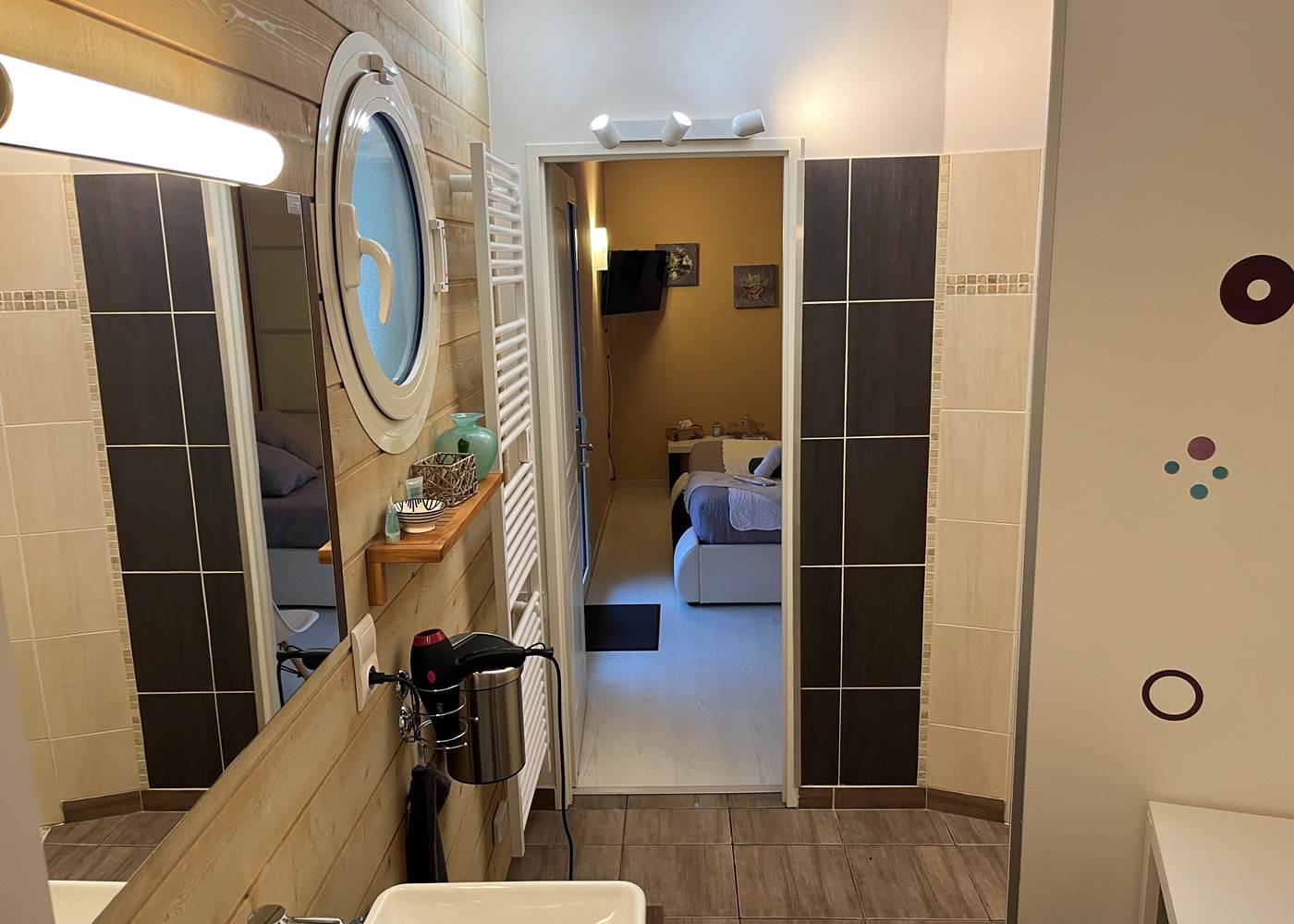 vue de la salle de bain sur la chambre