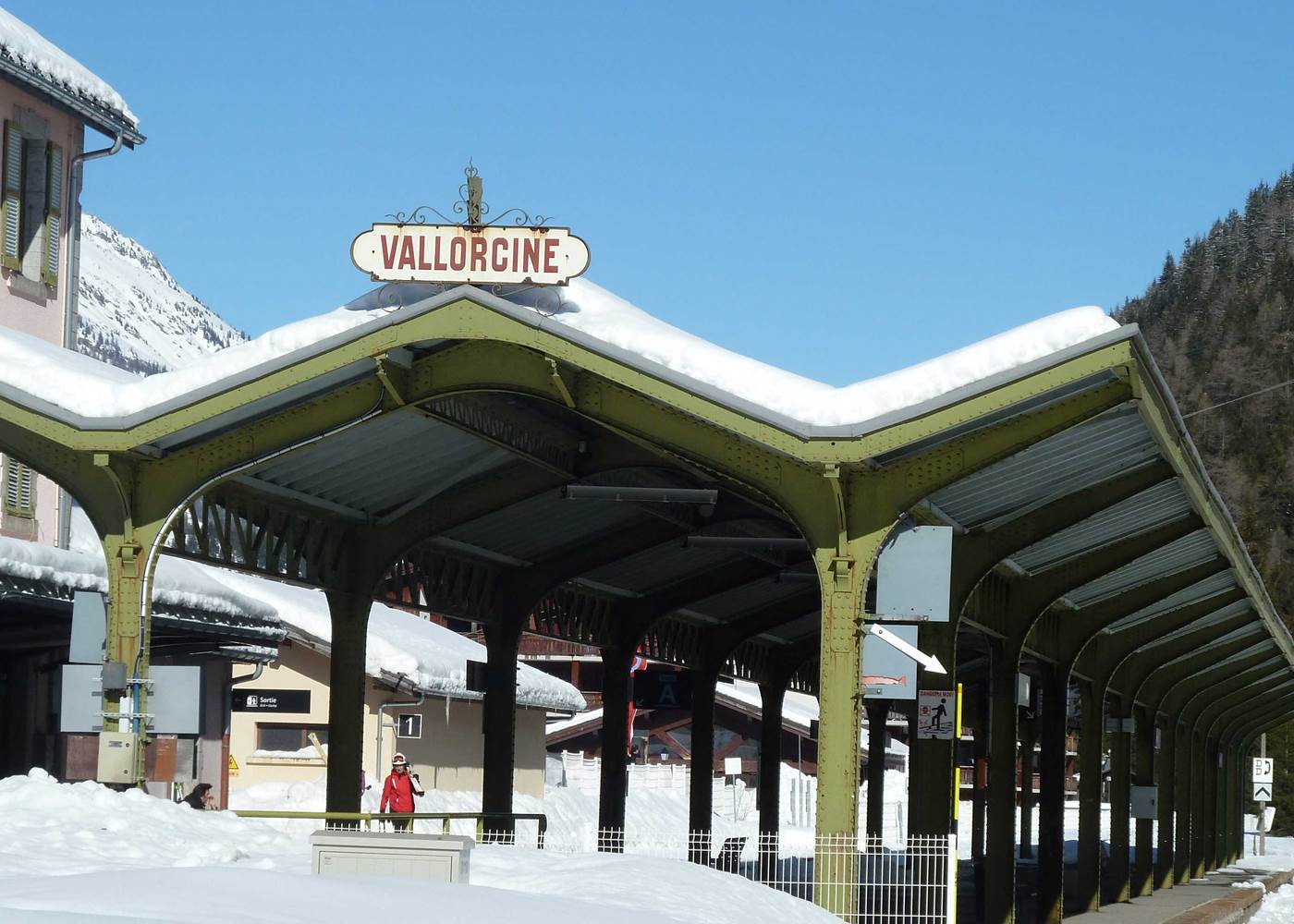 Gare de Vallorcine / Vallorcine train station ; 30 minutes from Chamonix