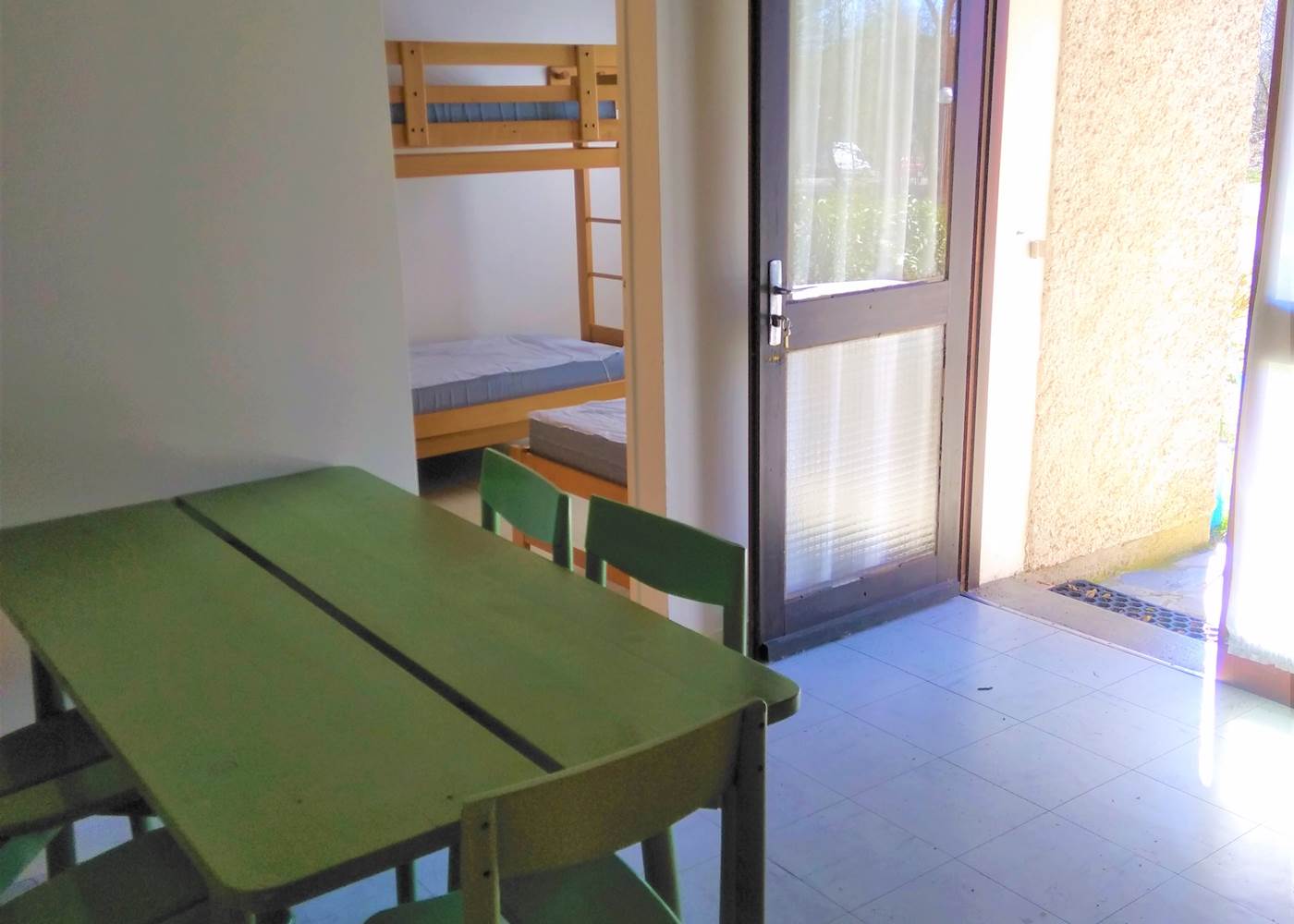 Gite-5 personnes-vue du séjour vers la chambre et la terrasse