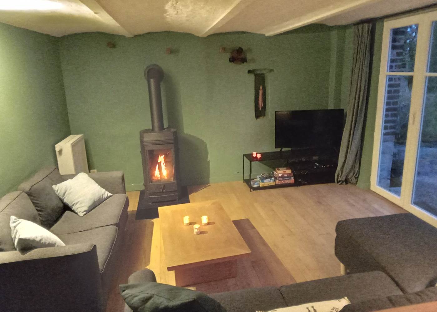 Profitez de l'ambiance cosy du salon avec son poêle à bois