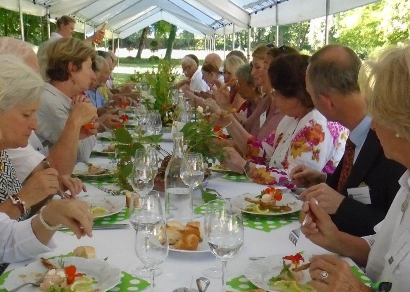 DEJEUNER DANS LE PARC
