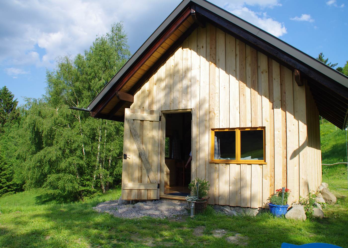 l'entrée de la cabane