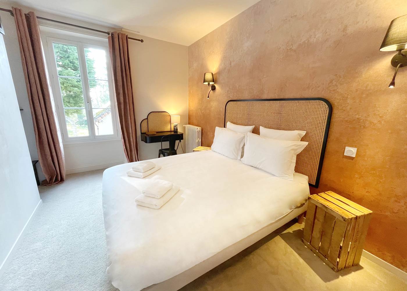 La Maison Voyage 41 -  vue lit et bureau - Chambre Jardin