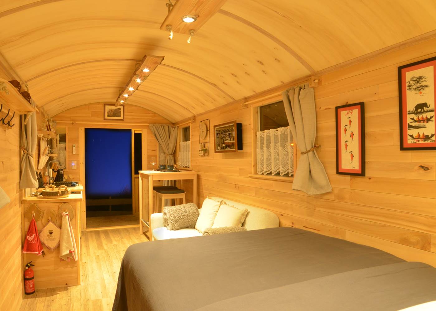 Insolites Chimay intérieur roulotte (3)