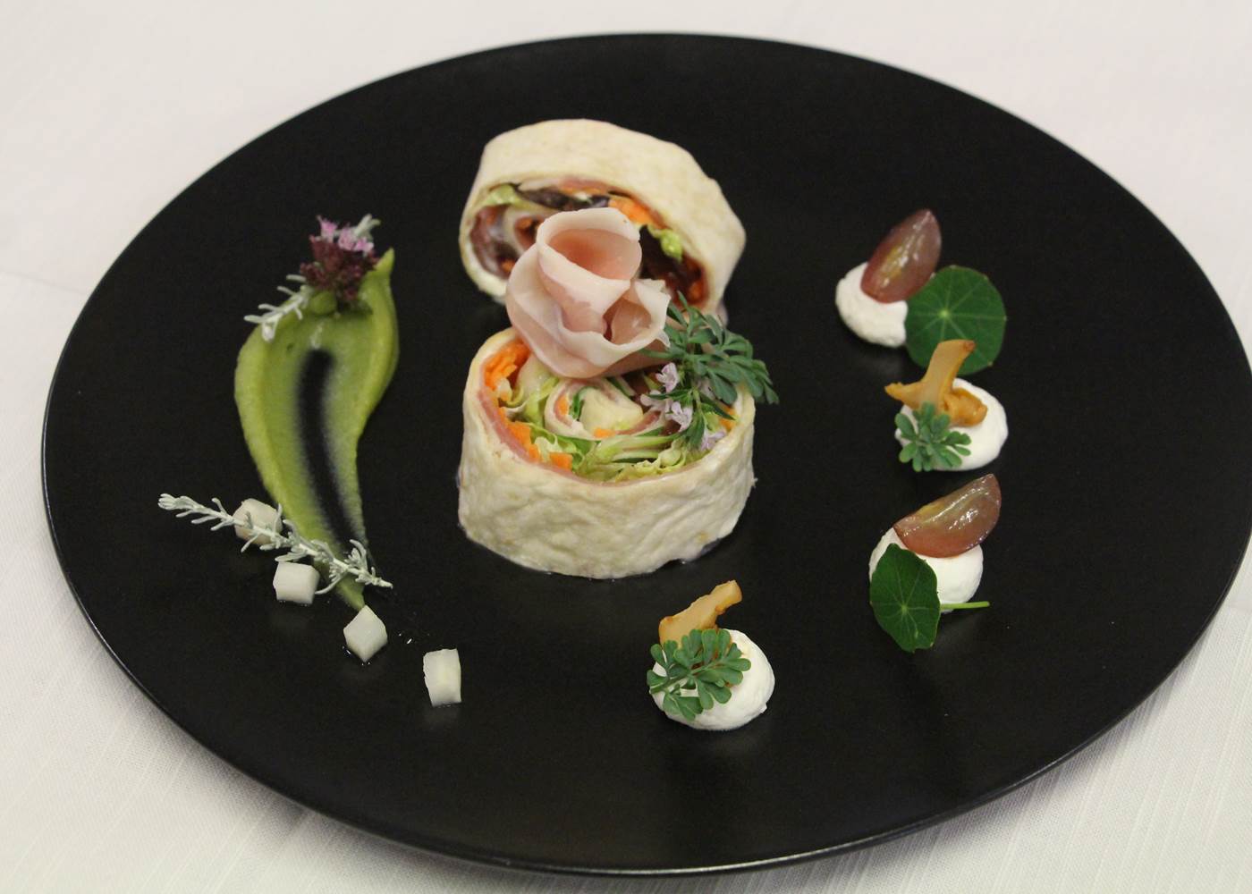 tortilla de jambon cru, au confit de cassis, pickles maison