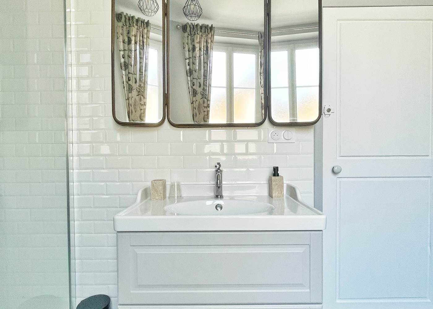 La Maison Voyage 41 - Lavabo SDB - Chambre Jules Verne