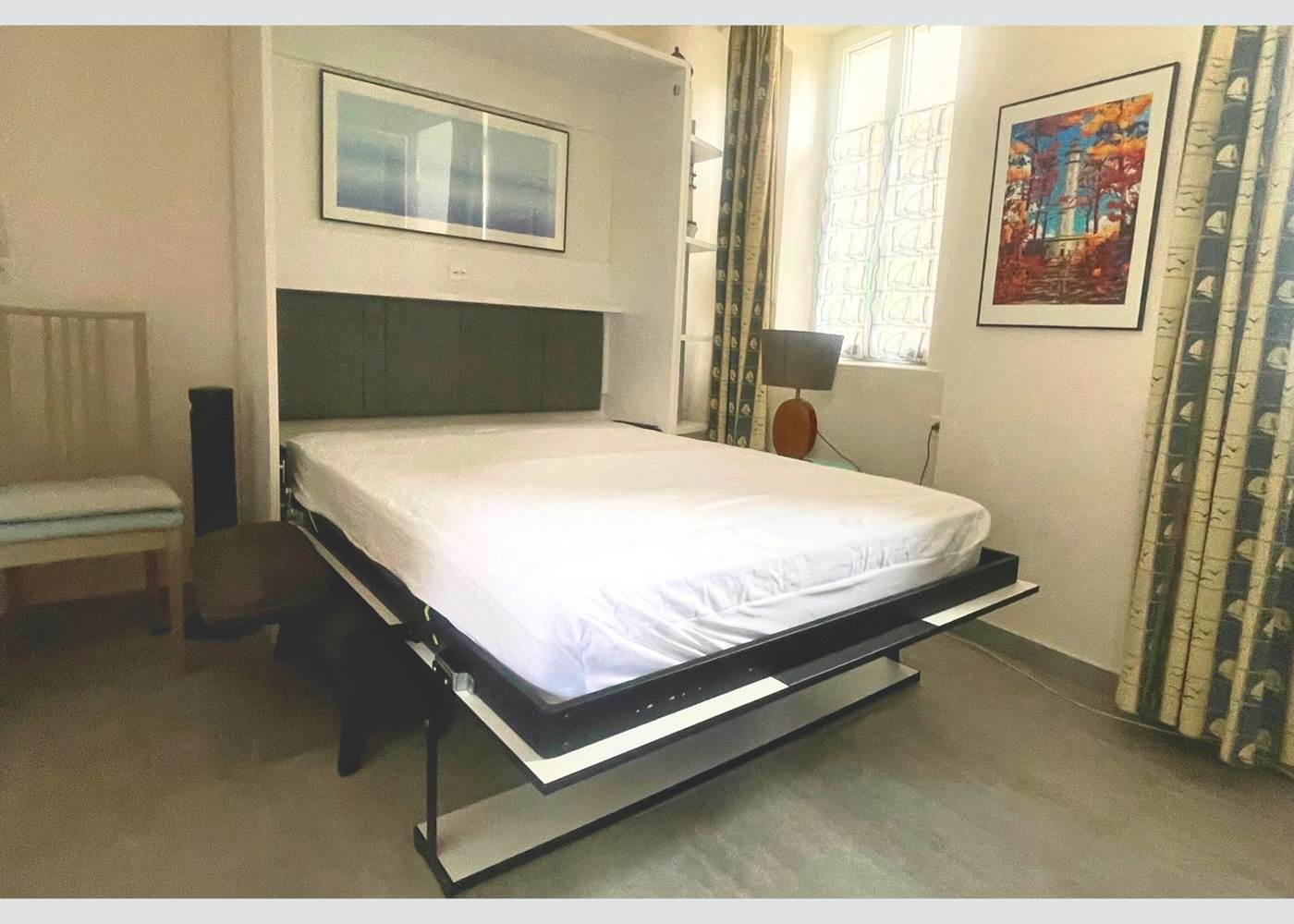 Lit escamotable haut de gamme – Confort maximal Vivez la journée dans un salon, dormez la nuit dans un vrai lit double confortable, le tout dans un cadre soigné et apaisant.