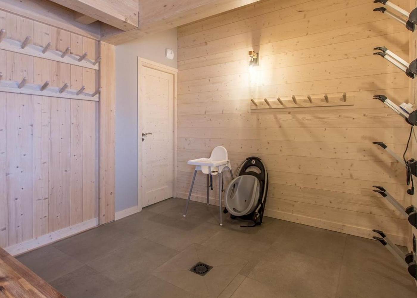 Ski room avec sèche-chaussures