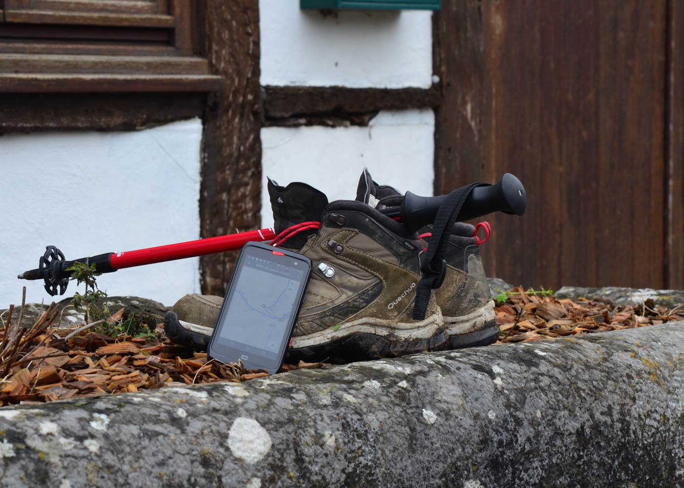 RANDONNEE: chaussures, bâtons, cartes ou applications.