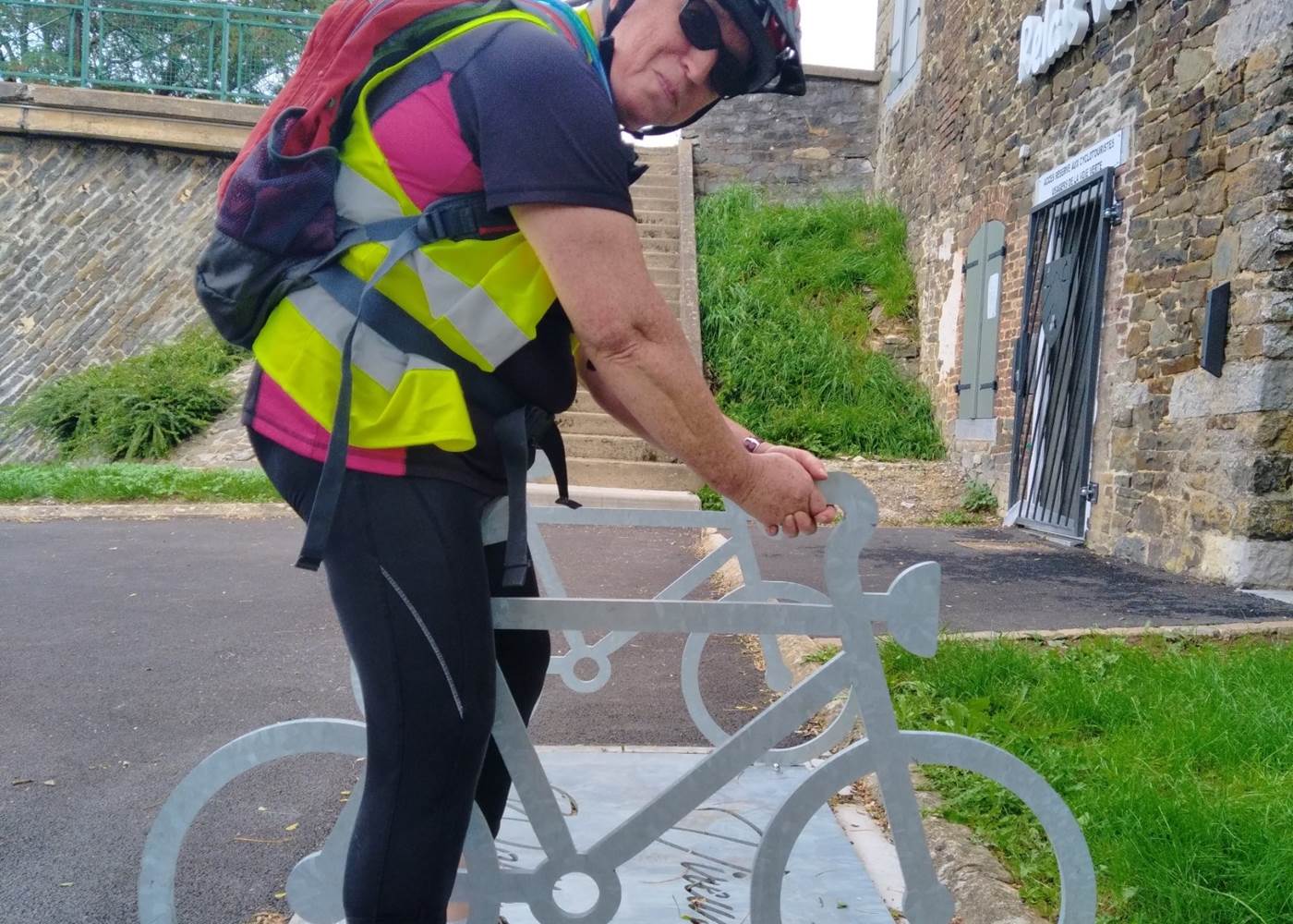 Anita essaye un nouveau type de velo.