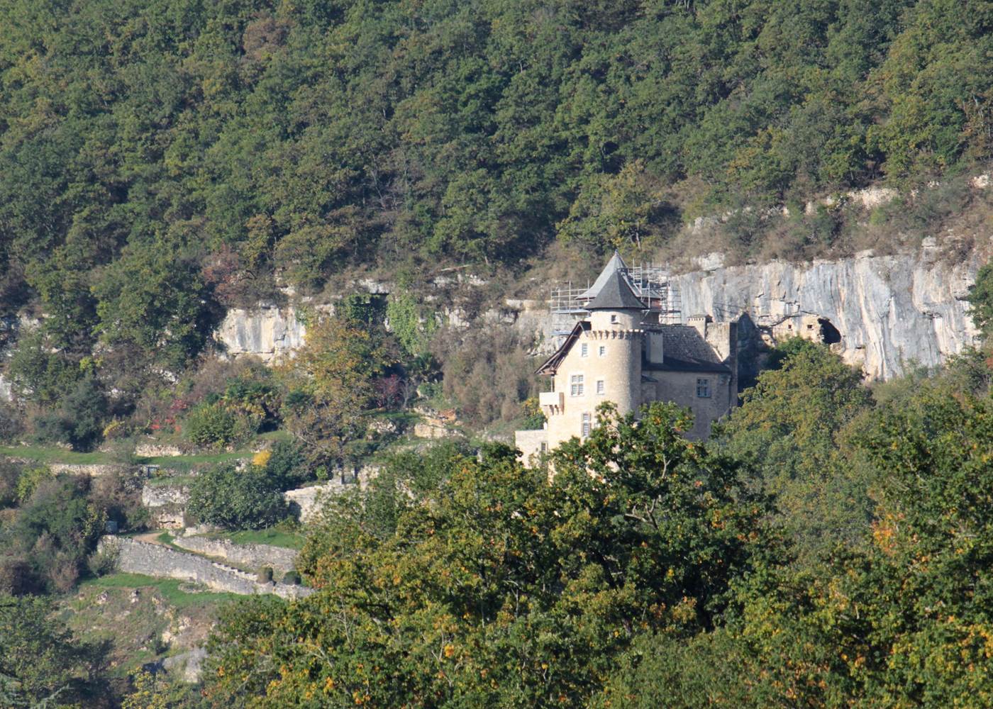 Le chateau de Larroque-Toirac vu depuis le Broual