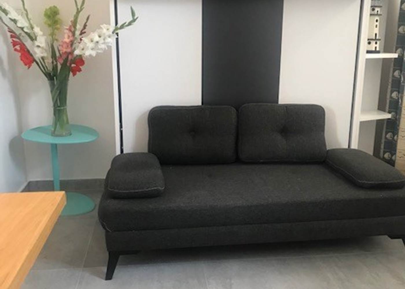 Studio – Coin salon avec charme rétais Ambiance chaleureuse et touche marine dans cet espace modulable en plein centre piéton. Confort assuré pour un séjour paisible à La Flotte