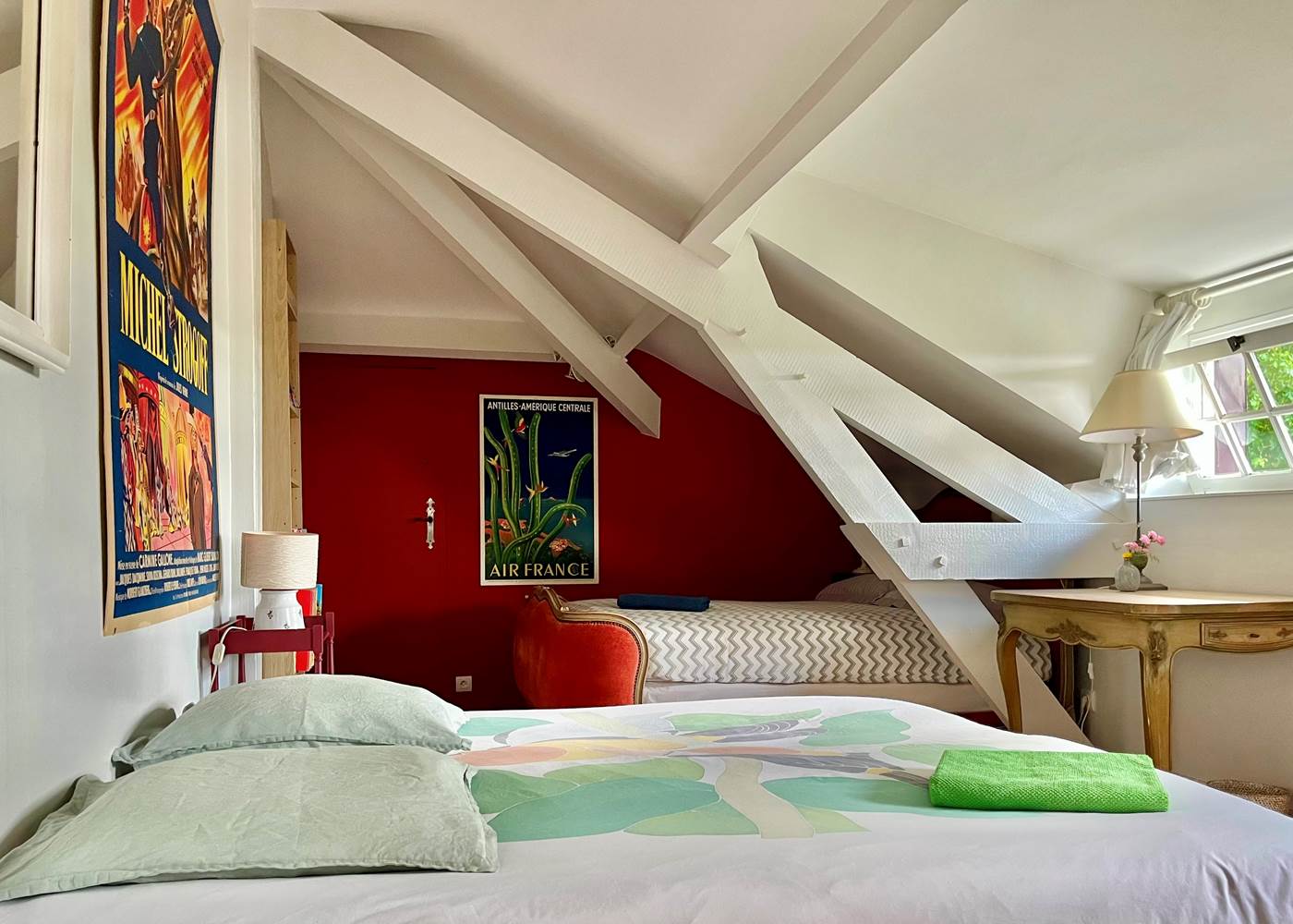 Chambre Rouge spacieuse, Lit Kingsize et lit 120, vue vers l'Ouest