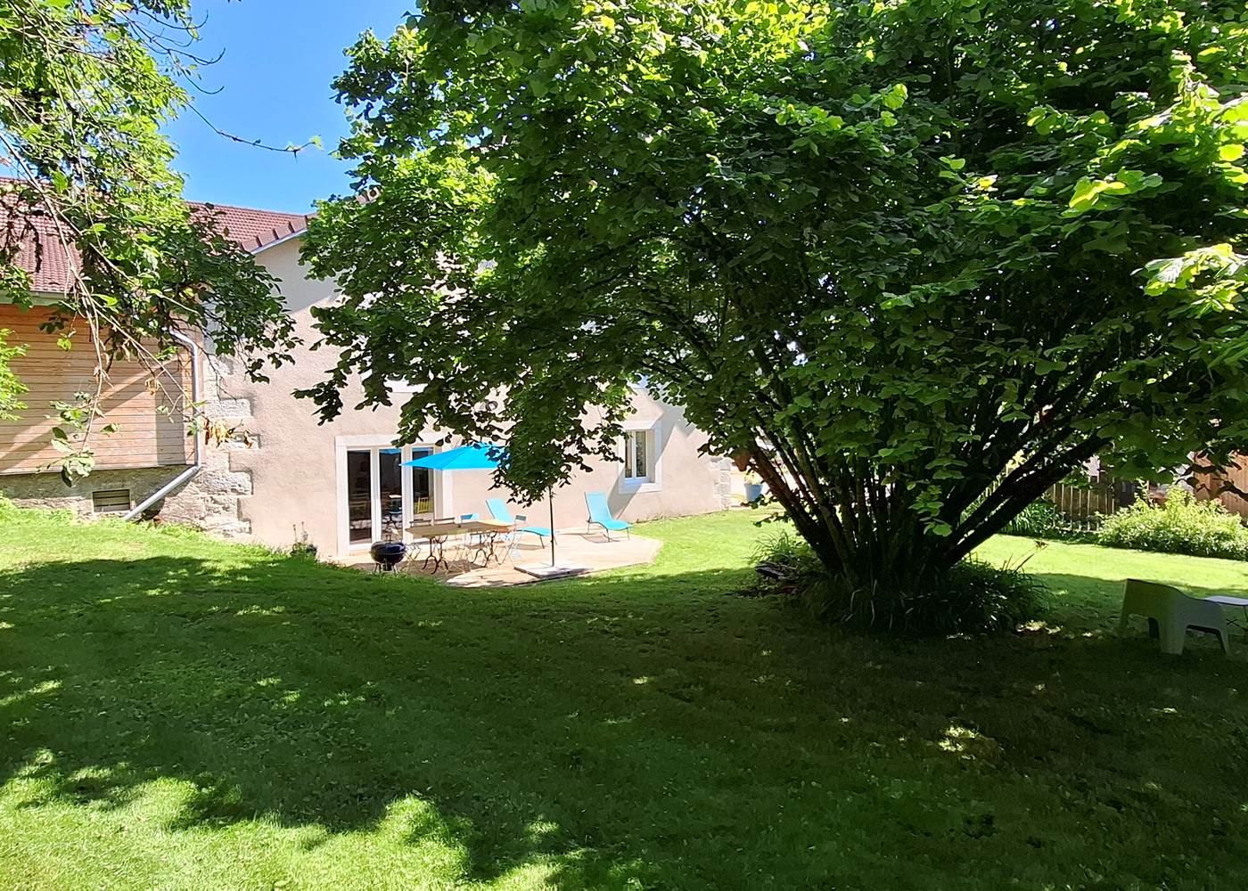 Terrasse aménagée et jardin ombragé