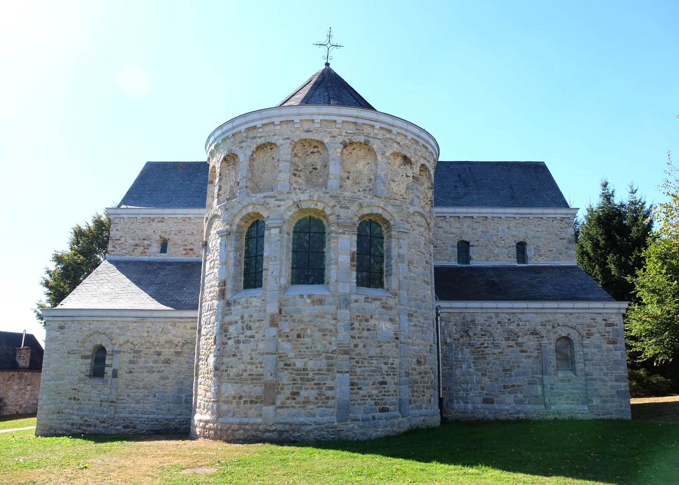 L'église St Pierre de Xhignesse jouxte le gîte