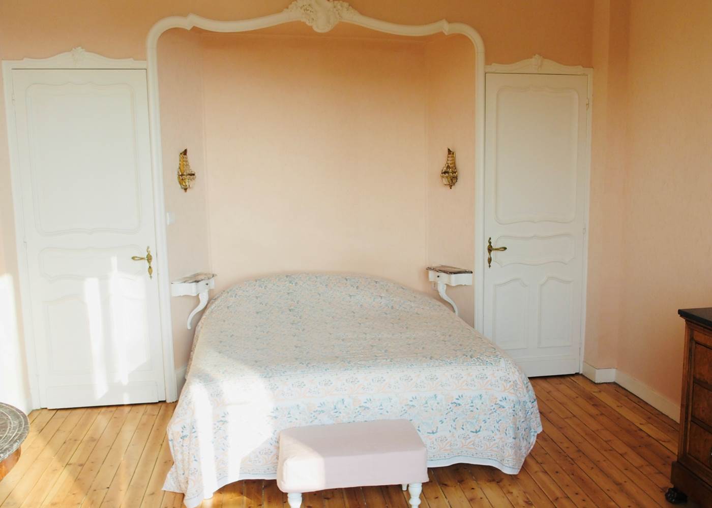 Chambre rose spacieuse avec balcon, lit Queensize, Sdb Privée