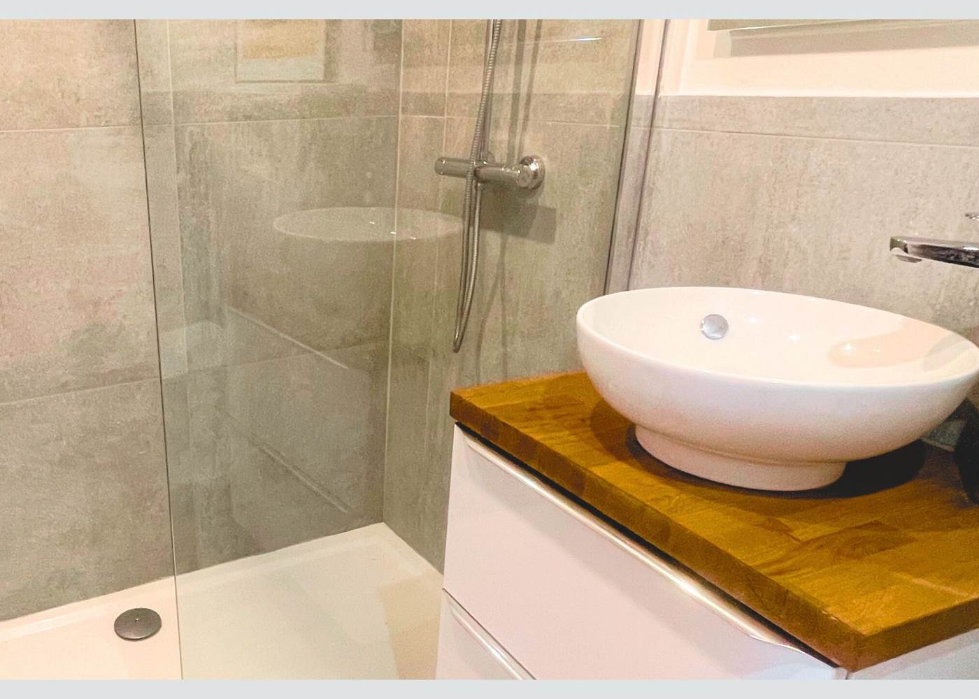 Salle d’eau du studio – Confort et modernité au cœur du village Douche vitrée, vasque design et ambiance zen pour un séjour tout en douceur à La Flotte, Île de Ré.