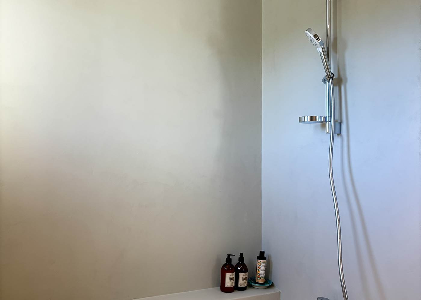 baignoire salle de bain chambre bleue