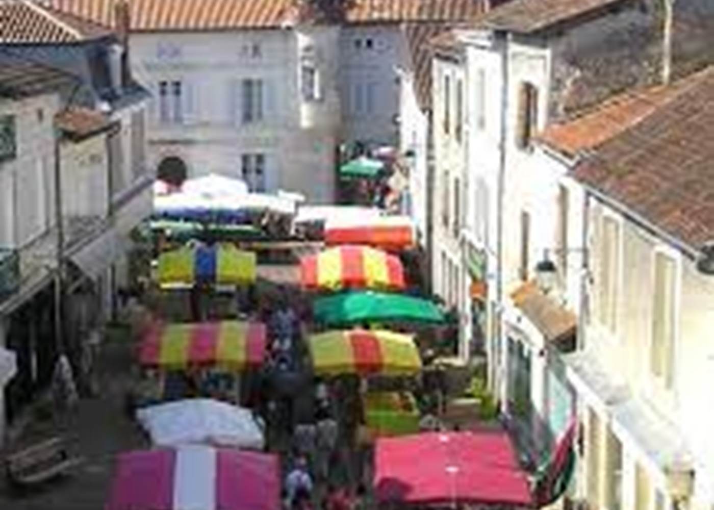 un des plus beaux marchés de la région, St Astier