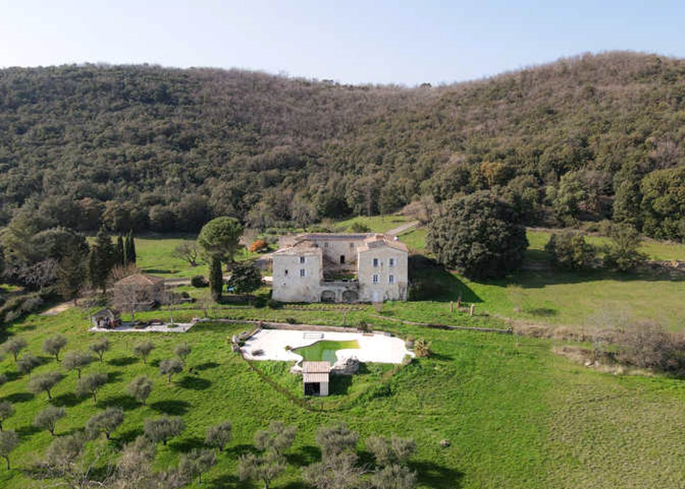 mas, piscine, bar, jacuzzi, terrasse d'ete, oliviers pour huile d'olives,