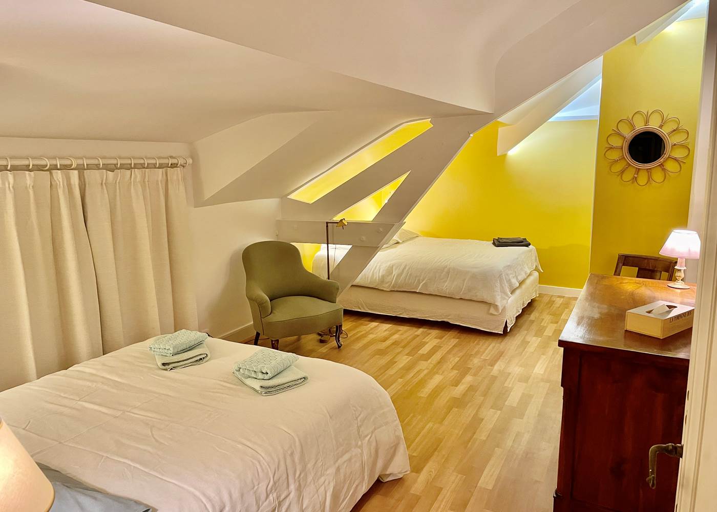 Chambre Jaune Spacieuse, 2 lits 140, vue Est