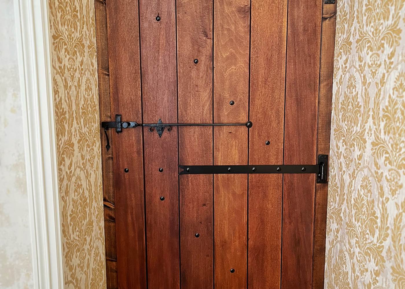 La Maison Voyage 41 - deco porte médieval accès SDB dans la tour - Chambre Chateau