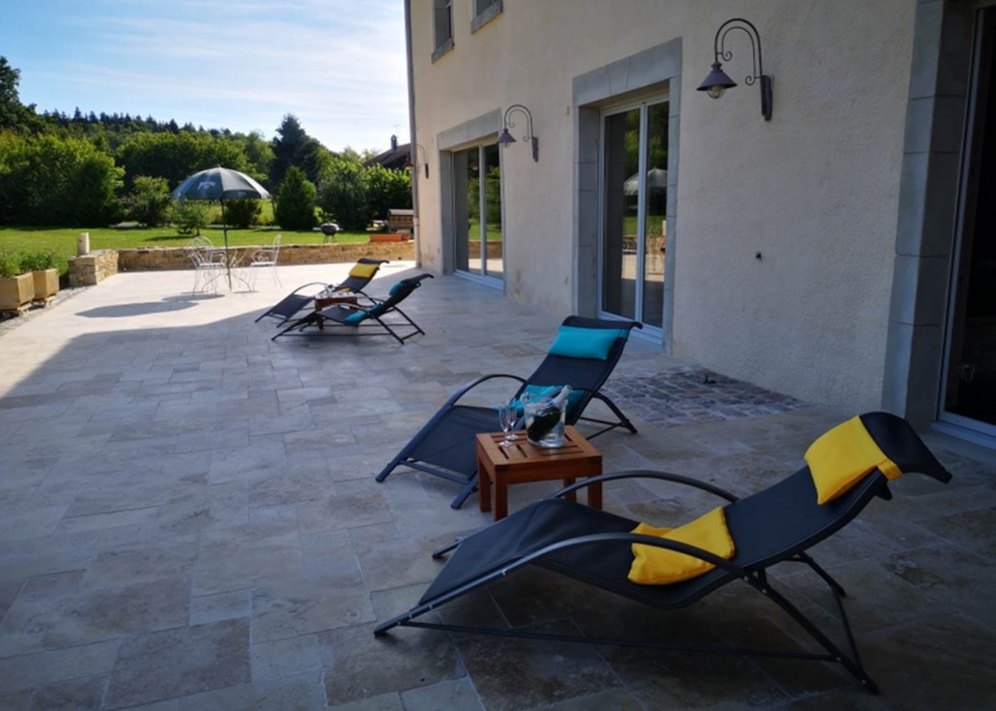 Baignées de lumière, nos terrasses ensoleillées sont l'endroit parfait pour prendre un bain de soleil,