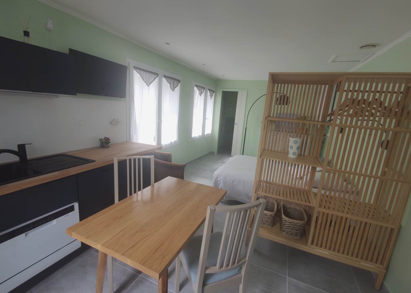 Maison Réthaise 1 : charme, art et confort au centre de La Flotte Une maison soigneusement aménagée avec des pièces lumineuses et tout le nécessaire pour un séjour agréable.