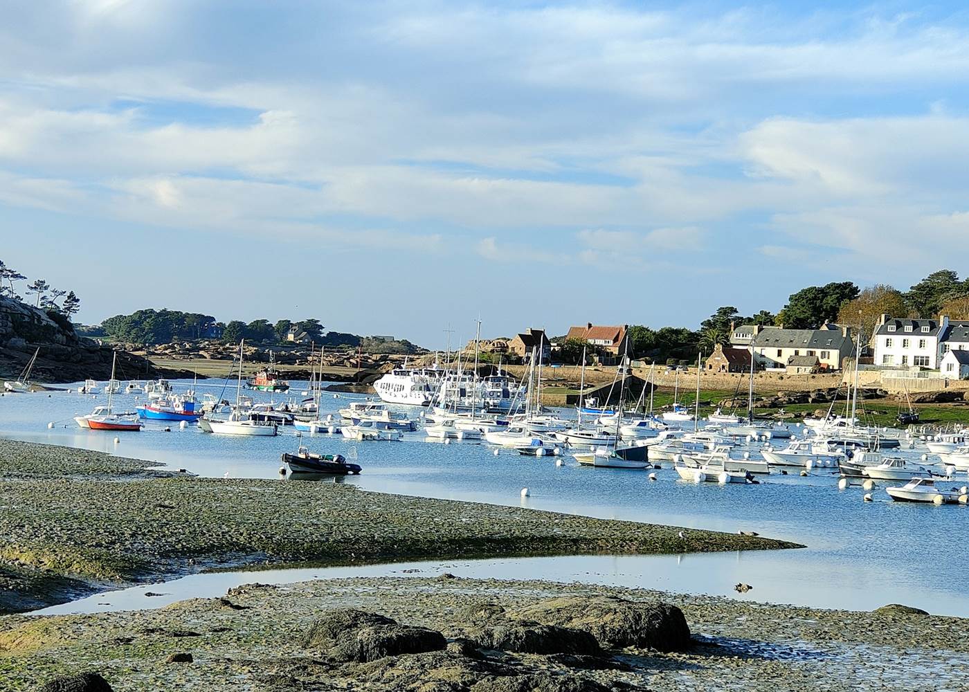 Côte de Granit Rose Bateaux par Le Colombier Bretagne