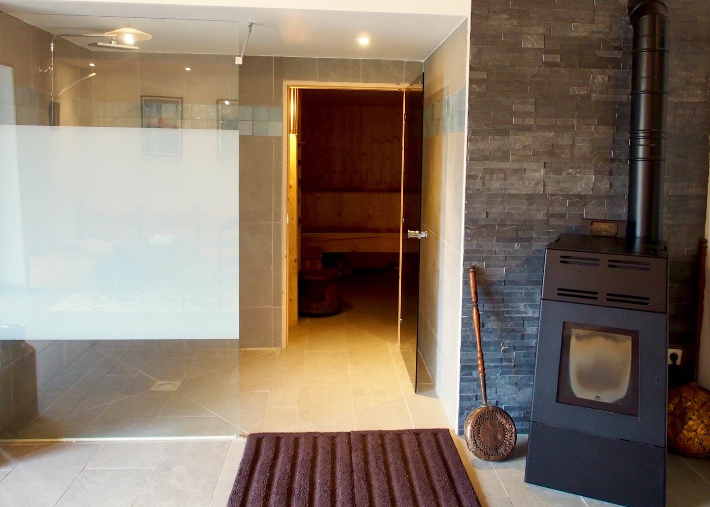 Espace détente avec un grand sauna tradionnel