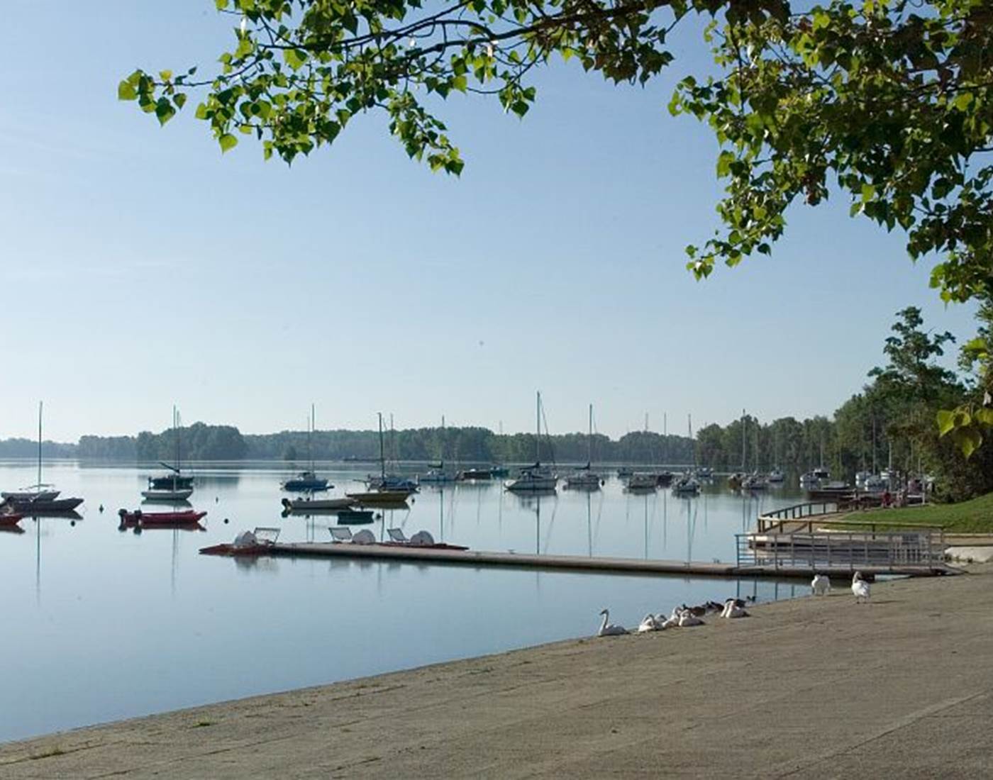 Vue sur le pan d'eau depuis la cale de mise à l'eau