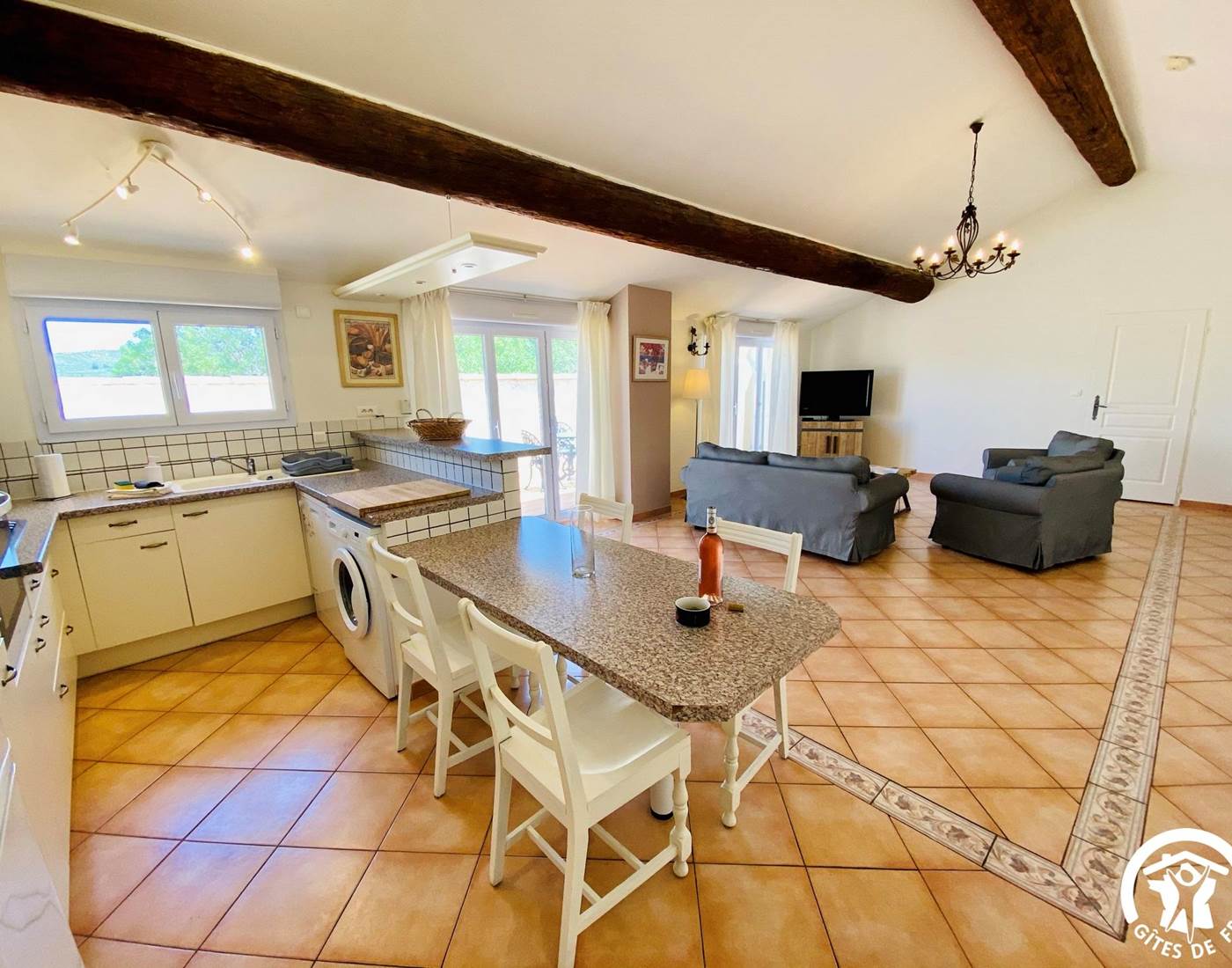 Cuisine équipée et coin salon