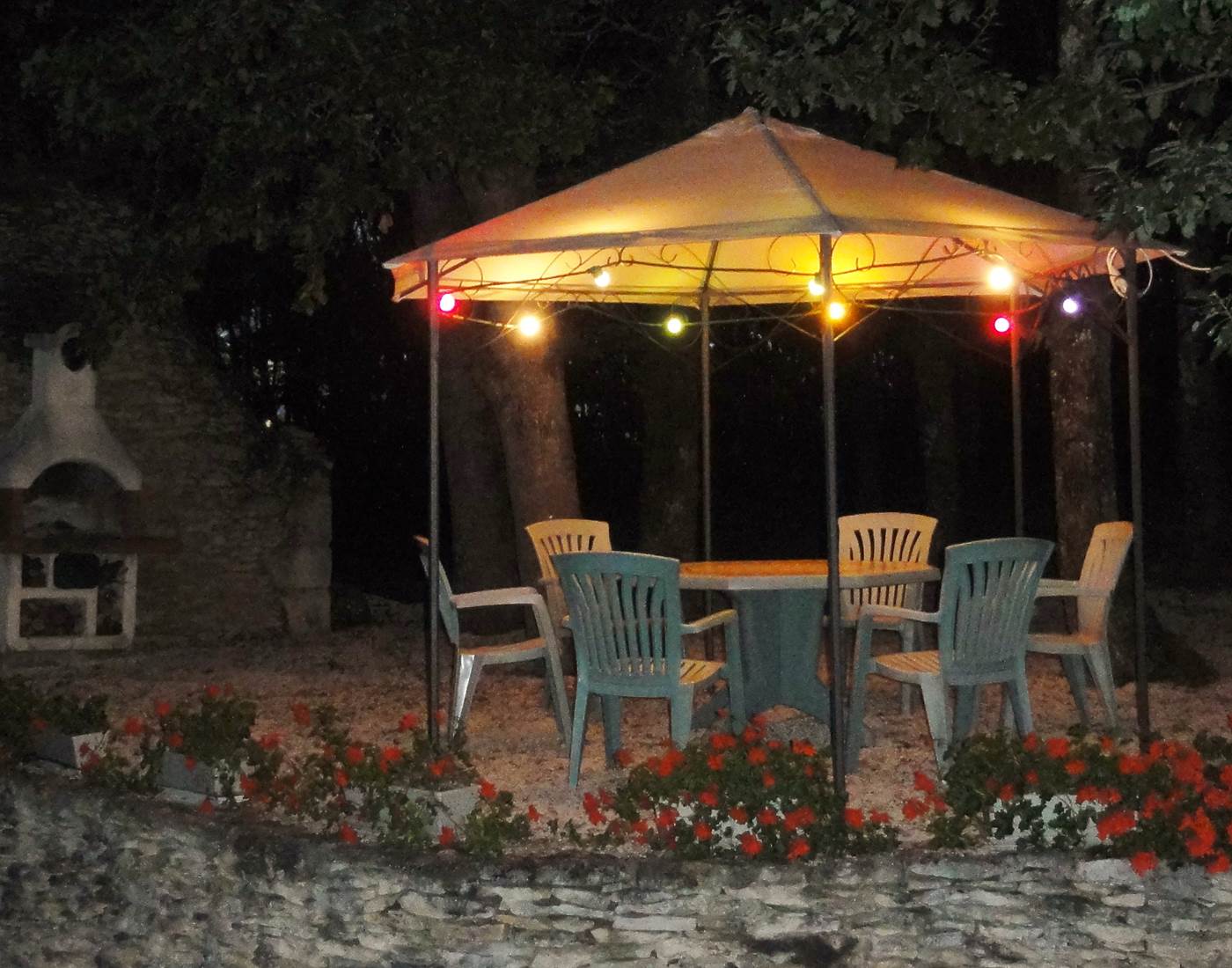 gazebo night feuillantines b&b dordogne-page