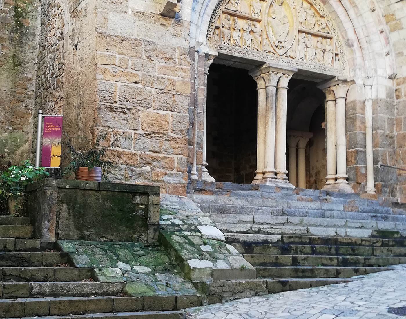 Le portail de l'église