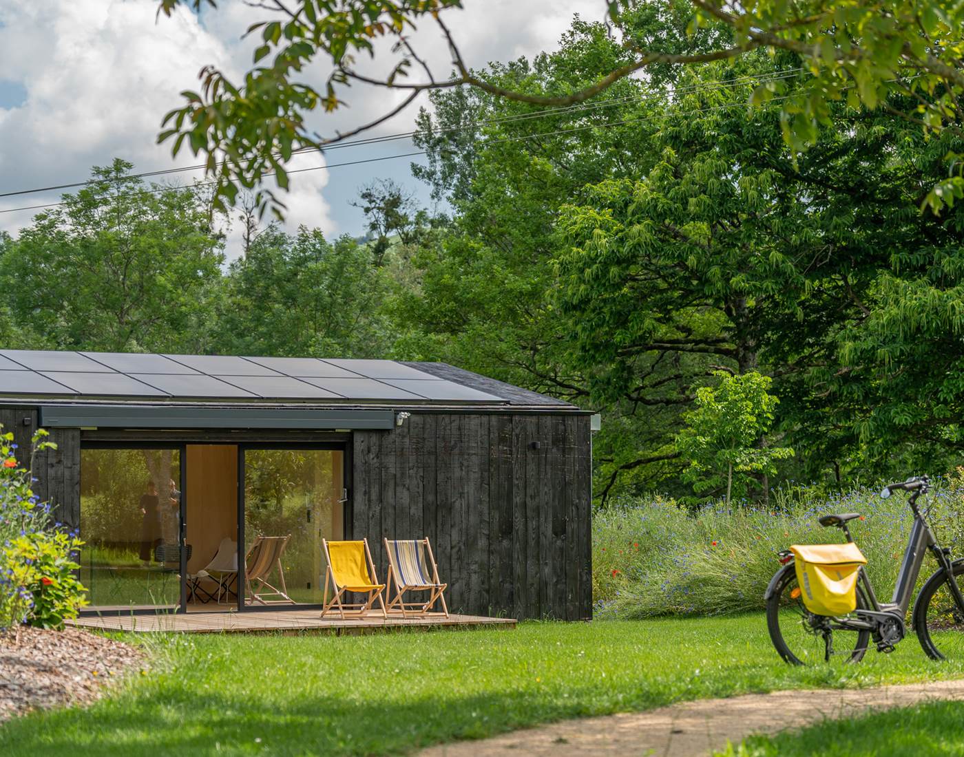 Cabane de charme posée sur la prairie
