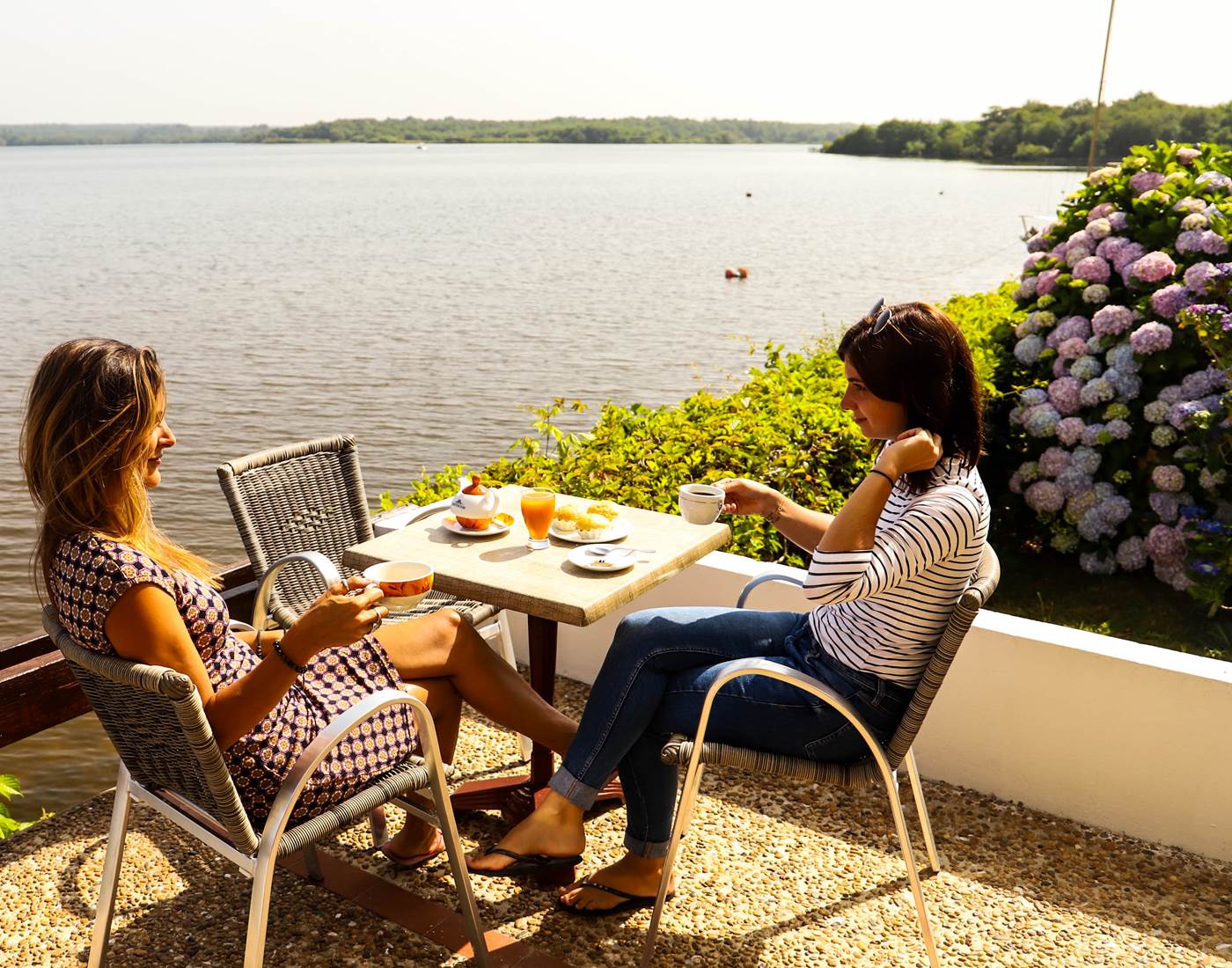 Petit déjeuner sur la terrasse